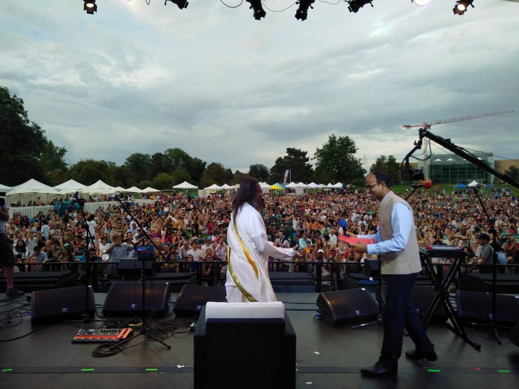 Gurudev's tweet photo. Millions joined in America Meditates which was simultaneously organized in 129 cities across the US. The main event from Denver, Colorado was marked by inspiring talks by leaders and uplifting music by celebrity artists. https://t.co/qgvPgj8nwA