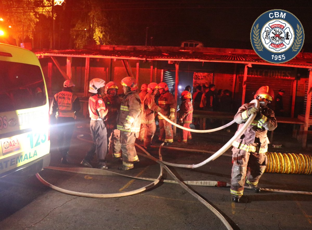 bomberosmuni's tweet photo. #CBMInforma I #IncendioEstructural

@bomberosmuni sofocan las llamas en un local de venta de artículos de consumo diario. El cual evitan que se propague a otros locales que se encuentran en el lugar. 

12 Avenida y 5ta Calle #zona7 colonia #QuintaSamayoa

#CBMguate https://t.co/nM41cieuFX