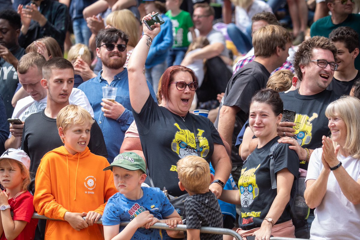 SoapboxConcepts's tweet photo. Pure Passion! We have the best #RedBullSoapboxRace fans! 😋 Amazing support for #BumbleBeeBrawl 😊. #soapboxconcepts #alexandrapalace #allypally #redbull #redbulluk #soapboxrace #redbullsoapbox #redbullsoapboxrace2019 @redbull @RedBullUK @Yourallypally https://t.co/s8cQ5Rw6xI