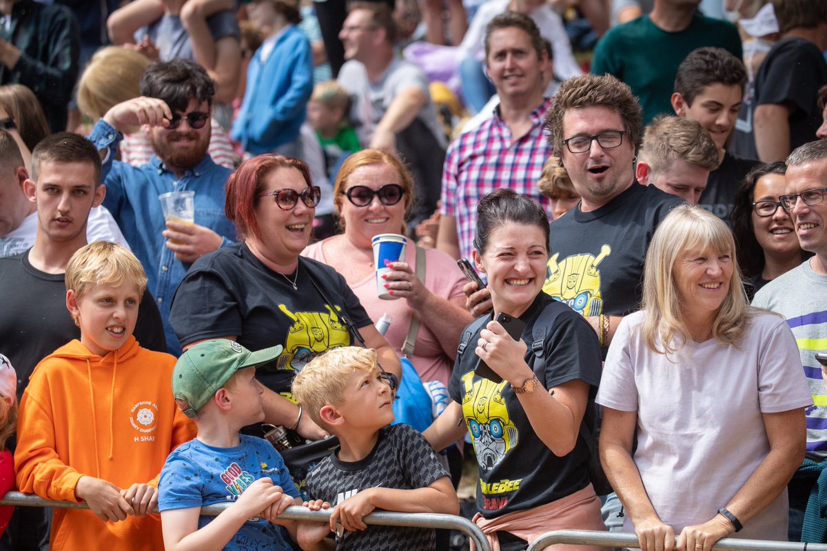SoapboxConcepts's tweet photo. Pure Passion! We have the best #RedBullSoapboxRace fans! 😋 Amazing support for #BumbleBeeBrawl 😊. #soapboxconcepts #alexandrapalace #allypally #redbull #redbulluk #soapboxrace #redbullsoapbox #redbullsoapboxrace2019 @redbull @RedBullUK @Yourallypally https://t.co/s8cQ5Rw6xI