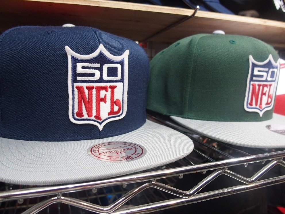 selection_nfl55's tweet photo. 【✨新商品情報✨】
ミッチェルアンドネスの商品がやってきました😃👏
な、な、な、なんと50年前デザインの激レアキャップ❗今年で100周年ですから50年って長い歴史ですよ・・・😂👍
デザインもレトロでとってもかわいい💖
#NFL #NFL50 #アメフト https://t.co/u0HHAB2OYv