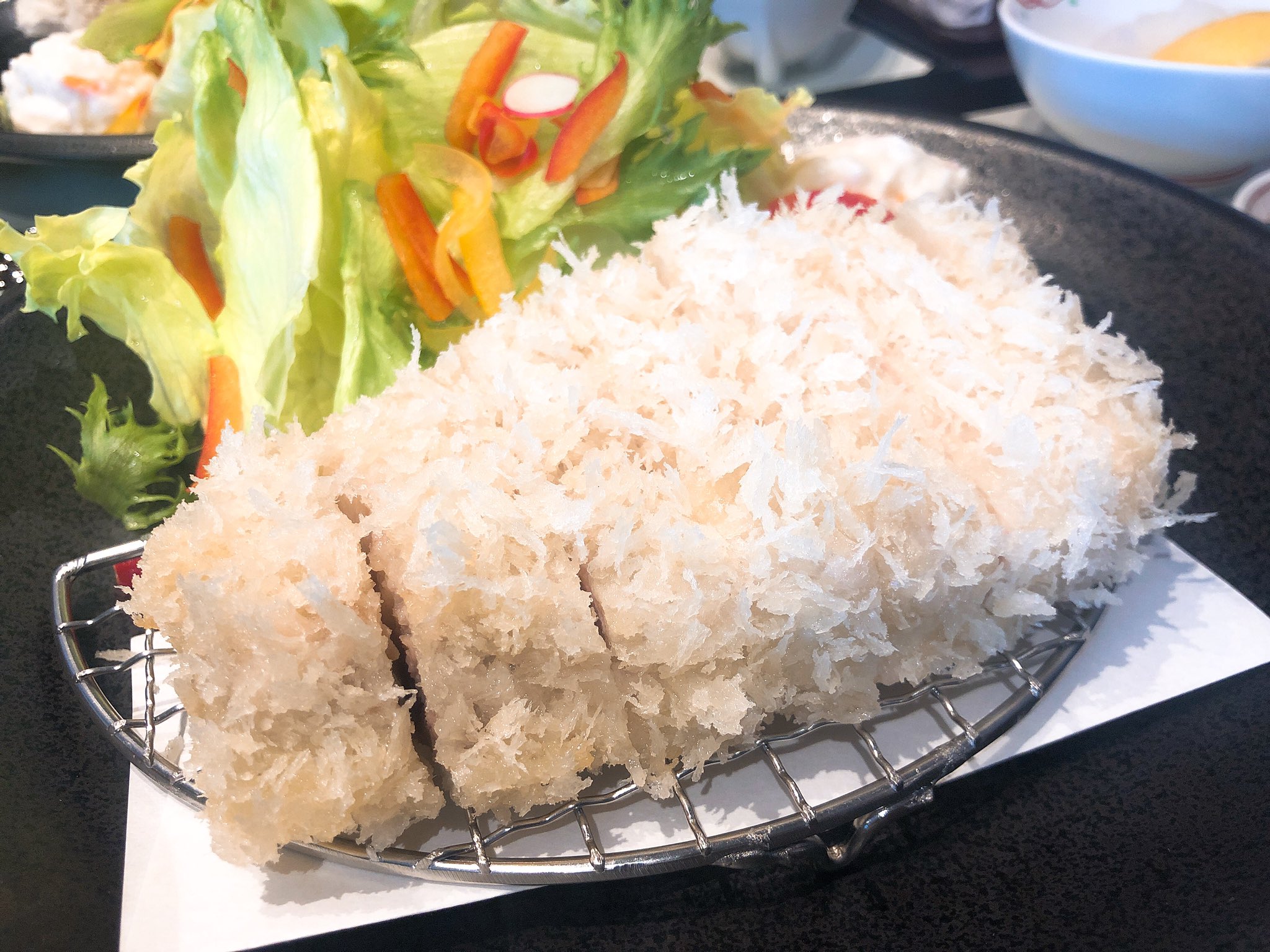 Twitter 上的 黒田菜月 Tbs News キャスター 噂の 白いトンカツ お肉がめちゃめちゃ柔らかくて 甘みがあって最高の絶品でした 菊川 ランチ とんかつ 心 静岡 グルメ ぐるめディラン 添えてあるトマトも美味しい T Co Nafmojimqi Twitter