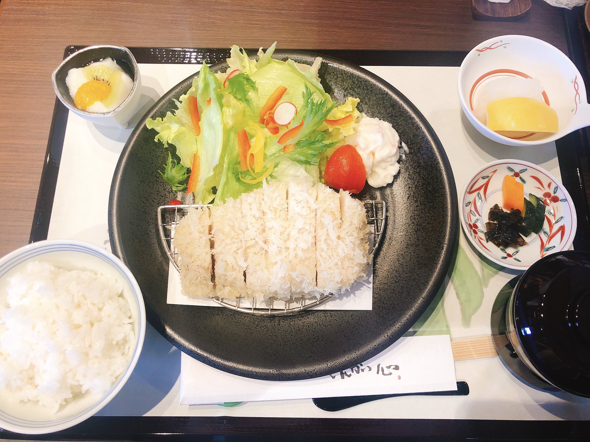 Twitter 上的 黒田菜月 Tbs News キャスター 噂の 白いトンカツ お肉がめちゃめちゃ柔らかくて 甘みがあって最高の絶品でした 菊川 ランチ とんかつ 心 静岡 グルメ ぐるめディラン 添えてあるトマトも美味しい T Co Nafmojimqi Twitter