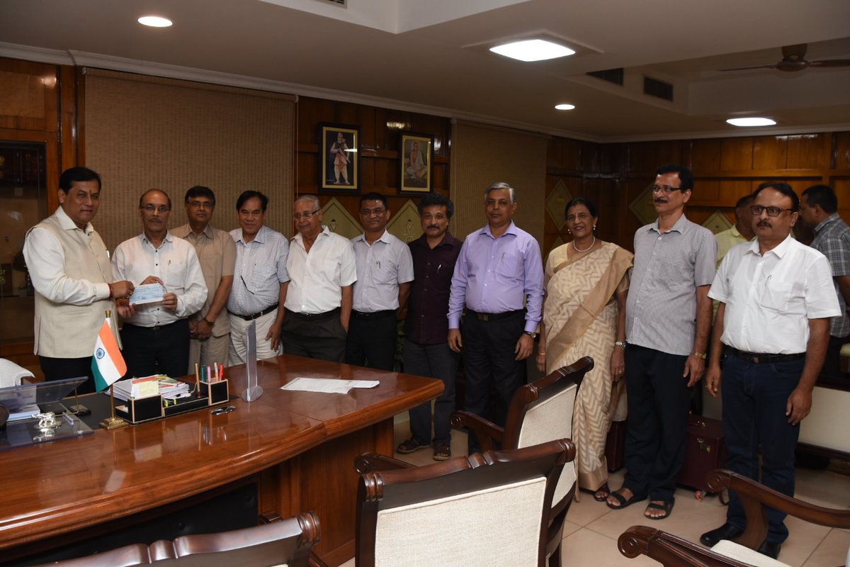 GauhatiUniv's tweet image. The G.U. donates Rs. 25 Lakhs to the Chief Minister’s Relief Fund with one day salary of employees.