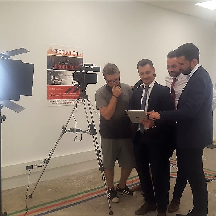 ALIANCES5's tweet photo. L'entrepreneur Nicolas de @WeeAreCreativ en pleine action dans le laboratoire audiovisuel de l'espace E.COL.E avec le cabinet @AzurAvocats.
#action #audiovisuallab #Entrepreneur #pub #clip #avocat #goodfusion https://t.co/UMnLApvDHY