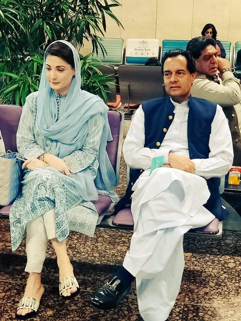 BIT0420's tweet photo. کیا کمی ھے ان کی زندگی میں جس کے لئے یہ اتنی سزا کاٹ رھے ھیں جدوجہد کر رھے.
باھر جا کر سکون کی زندگی گزار سکتے ھیں مشرف پاشا کیانی اور راحیل شریف کی طرح.
صرف اور صرف پاکستان کے لوگوں کے حق کی عزت کے لئے سب جدوجہد ھے.
عوام کا ووٹ
عوام کی مرضی
@MaryamNSharif
#SlectedRejected https://t.co/gLJIvrq7KY