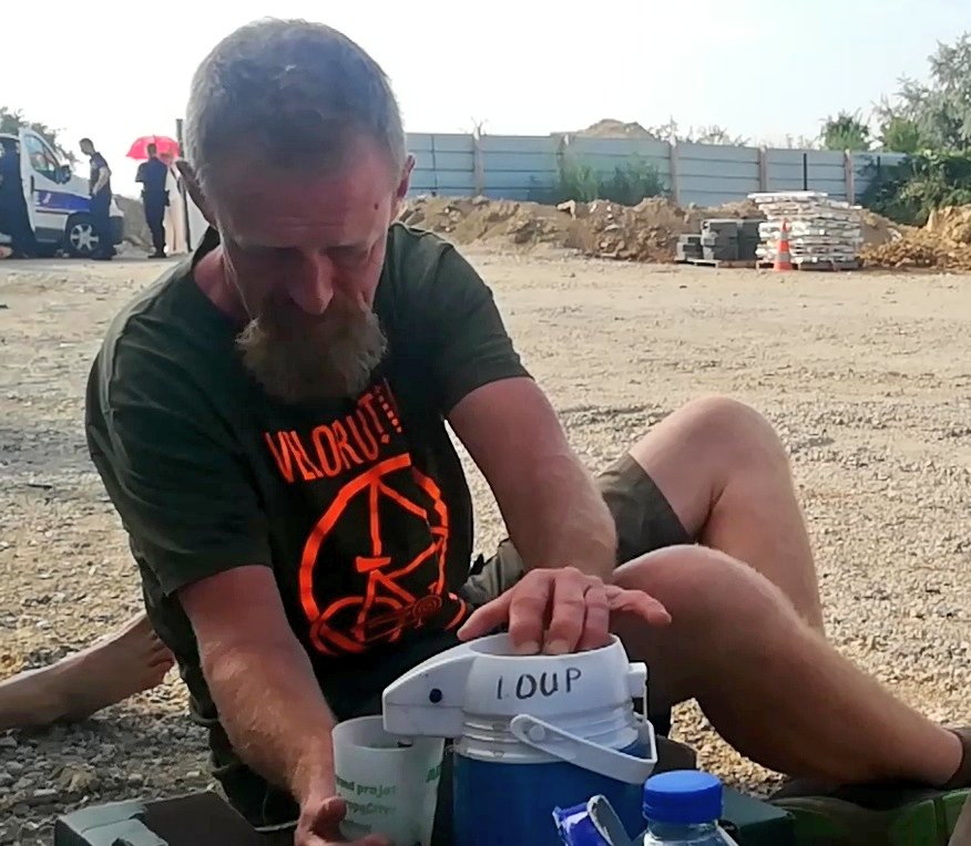 [Photo] Les flics ont laissé passé le #café à l'#occupation du #chantier #europacity contre l'#artificialisation des sols menace terres #agricoles et #biodiversité donc notre avenir et contre #RechauffementClimatique et la #Canicule #alerterouge
<a href="/XtinctionRebel/">Extinction Rebel</a> 
@nonaeuropacity1