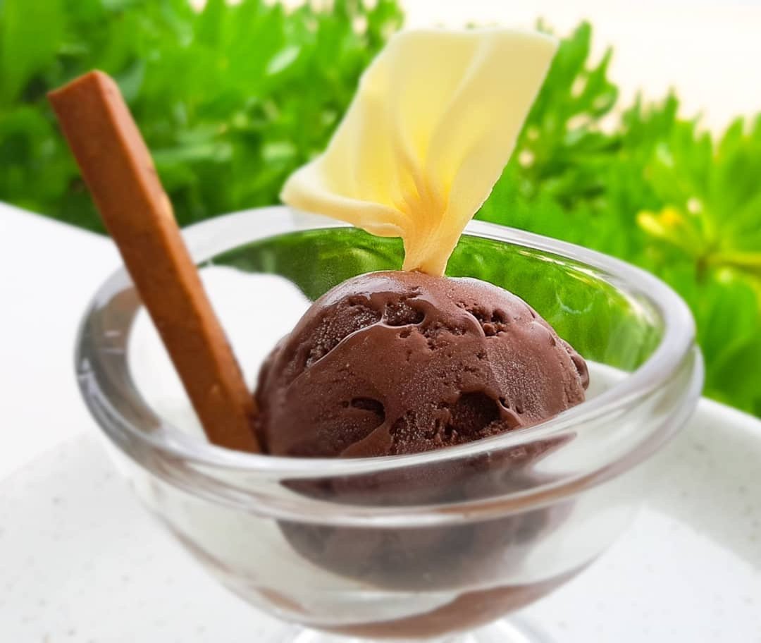 Tongsaibay's tweet photo. "Matcha Green Tea," and "Dark Chocolate". Try our new VEGAN ice cream selection at Po-Lad Beach Bistro &amp; Bar
#tongsaibay #naturaltothecore #vegan #icecream https://t.co/XffMidOPQG
