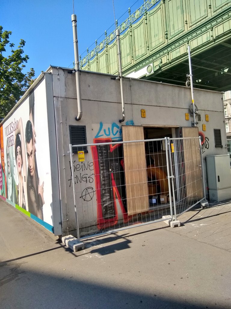 AugRom's tweet photo. So schaut es im Gasverteiler am Währinger Gürtel bei der Volksoper aus. #wiendetail https://t.co/a1ByVGRZ2v
