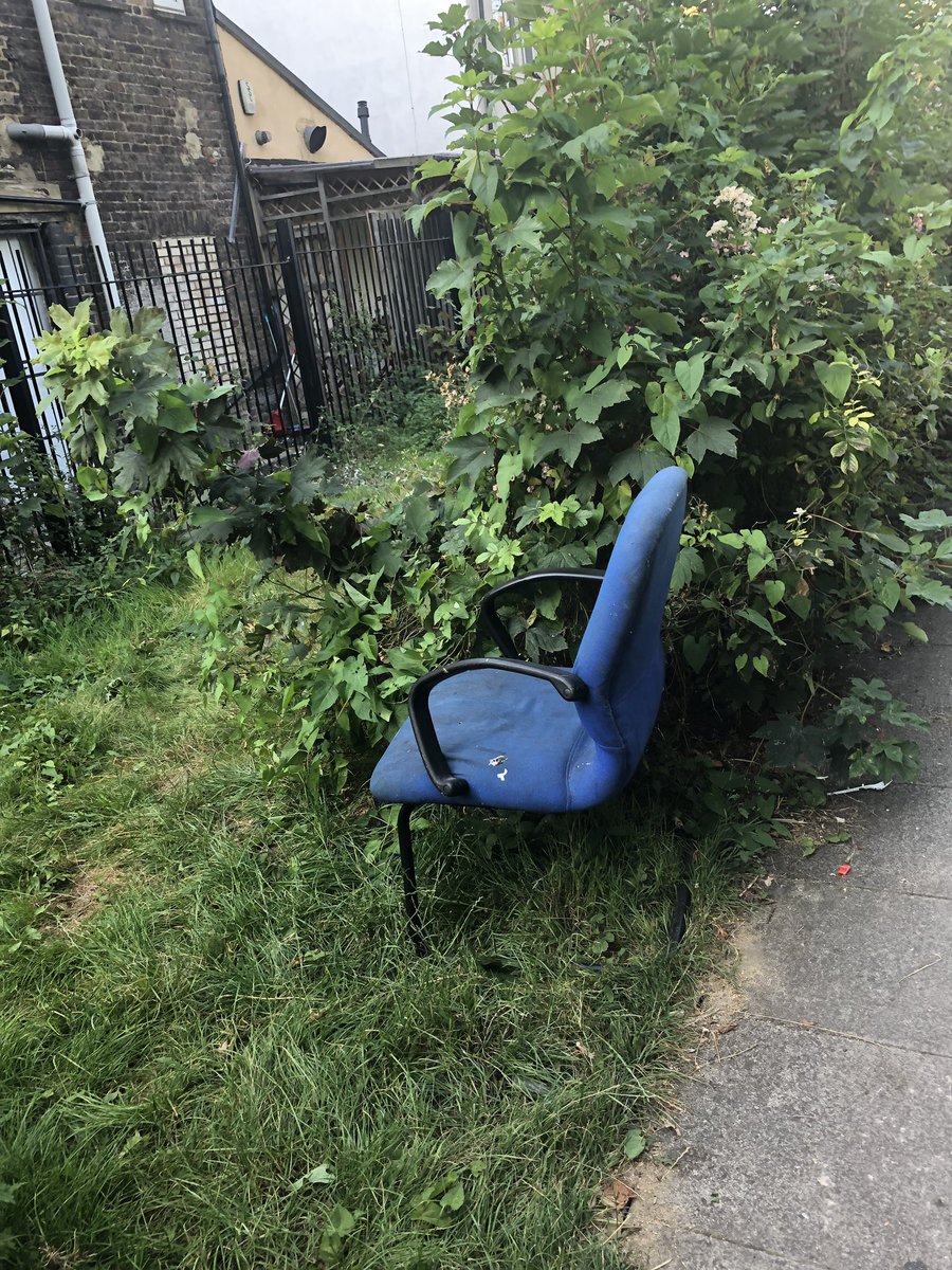 Tanjajsharp's tweet photo. @haringeycouncil @VeoliaUK the usual spot of regularly dumped rubbish which needs a long term solution !
Pedestrian walk way at 521 seven sisters road through to Pulford Road https://t.co/XH6sVC9kZE