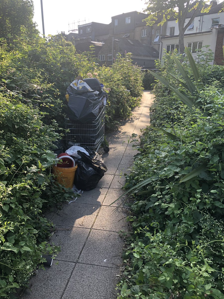 Tanjajsharp's tweet photo. @haringeycouncil @VeoliaUK the usual spot of regularly dumped rubbish which needs a long term solution !
Pedestrian walk way at 521 seven sisters road through to Pulford Road https://t.co/XH6sVC9kZE