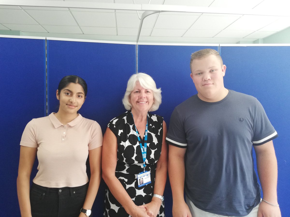 On Tuesday Angela Horsley from @NHSEngland visited @SheffieldHosp and @SheffChildrens National Transition Collaborative team. We were also joined by 2 of our Youth Forum members. Great meeting with lots of new ideas generated. Thanks for coming Angela! #teamcno #teamtransition