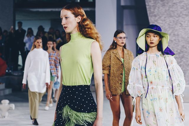 It is HOT and we're dreaming of the loose dresses and floppy hats from #cfe alumni <a href="/rejinapyo/">R E J I N A  P Y O</a>'s #SS19 collection. 
Photography by @emmihyyppa ift.tt/2YosHwK