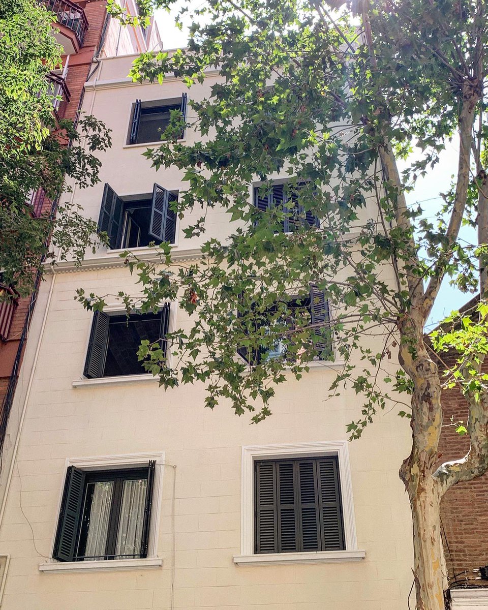 aluminiosbcn's tweet photo. Reforma de un edificio de viviendas situado en el centro de Barcelona con nuestro sistema #alba65rpt .🏘🏗 https://t.co/8wqOkxXsj6
