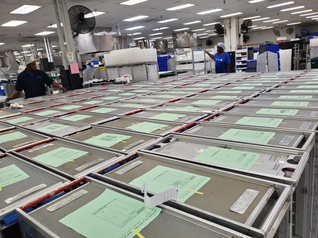 I would like to recognize the EWR catering dish room team for working behind the scene overnight prepping equipment for the morning operation ahead.. Thank you #beingunited #weareEWR #CateringOps @JMRoitman @KevinSummerlin5 @BsquaredUA #FLY2WINNYC