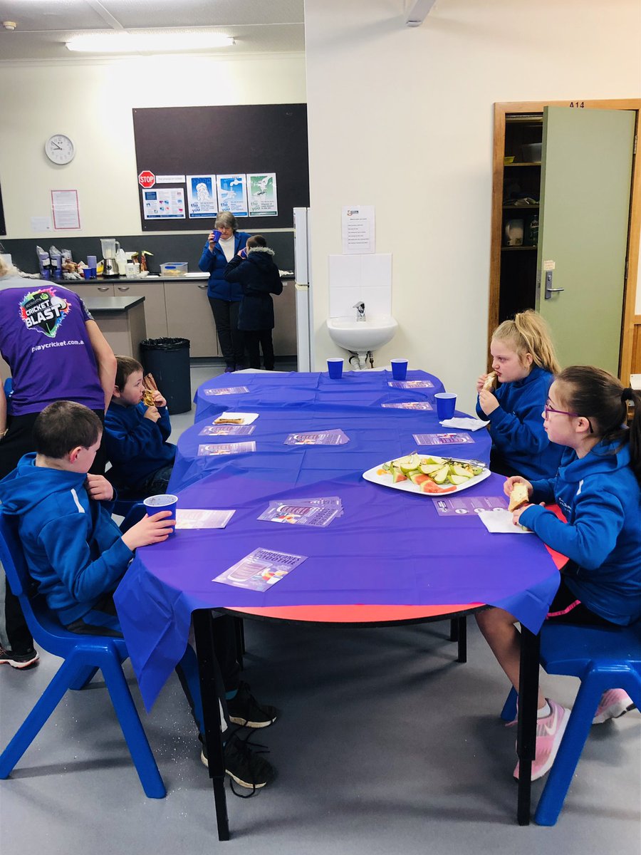 Sam13Gill's tweet photo. Today we visited East Tamar Primary for a @HurricanesBBL Breakfast Club &amp; served up lots of fruit and Hurricanes Smoothies. Thanks to our supporters @TassalSalmon and The Hurricanes Foundation. #tassalourcommunity #TasmaniasTeam https://t.co/7mFKSShs4A