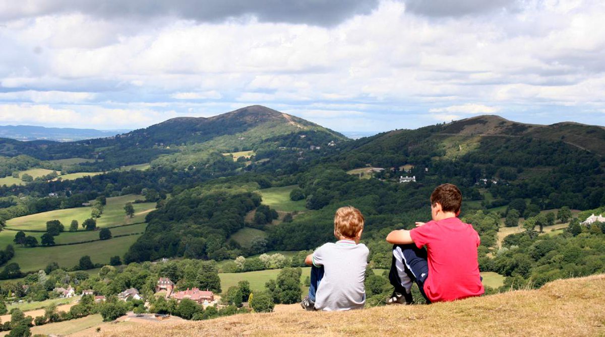 Have a SUN-sational time this summer! 🌞

Hollings Hill Farm boasts panoramic views of Malvern Hills 🌄. Watch the cows being milked 🐄, cook your meal on the wood-fire ovens 🍳, or simply dip in the hot tub ♨️ Read more: bit.ly/2YhDO6z