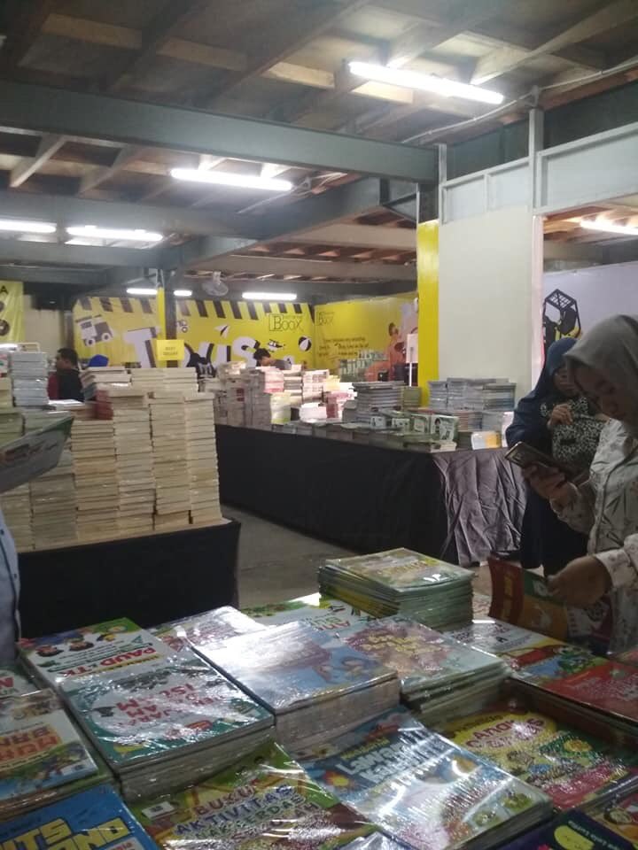 noviarni's tweet photo. Bagi buibu yang ingin belikan anaknya buku cerita dg harga miring bisa datang ke OUT OF THE BOOX WAREHOUSE SALE di Mizan Media Utama Logistik, Lenteng Agung, Jagakarsa, Jakarta Selatan. https://t.co/21PLGJP21N