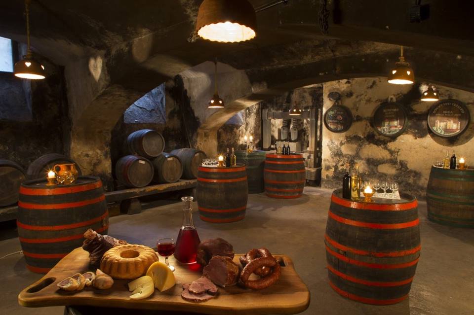 The wine cellar at #Kunstelj offers various types of open wines from all the Slovenian wine-growing regions. Check out our new Wine list! kunstelj.si/en/restaurant/…