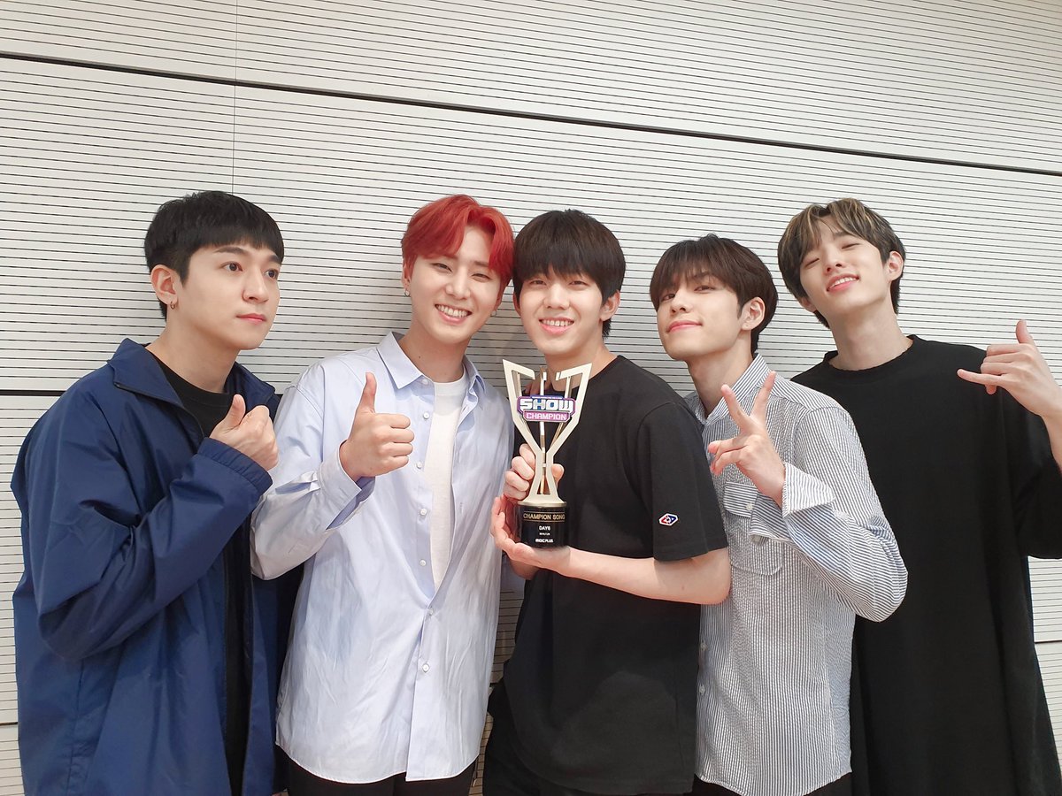 everynay6's tweet photo. [@everynay6 x @brianchaaa ]

1위 축하해!!
Selamat buat day6 dan myday yang udah kerja keras selama 4 tahun ini akhirnya kita dapet 1st win!!
Myday kita harus semangat terus yaa!!💗
#day6firstwin #day6fanart #day6 #MGMAVOTE  @day6official https://t.co/bUhBsSYFnB