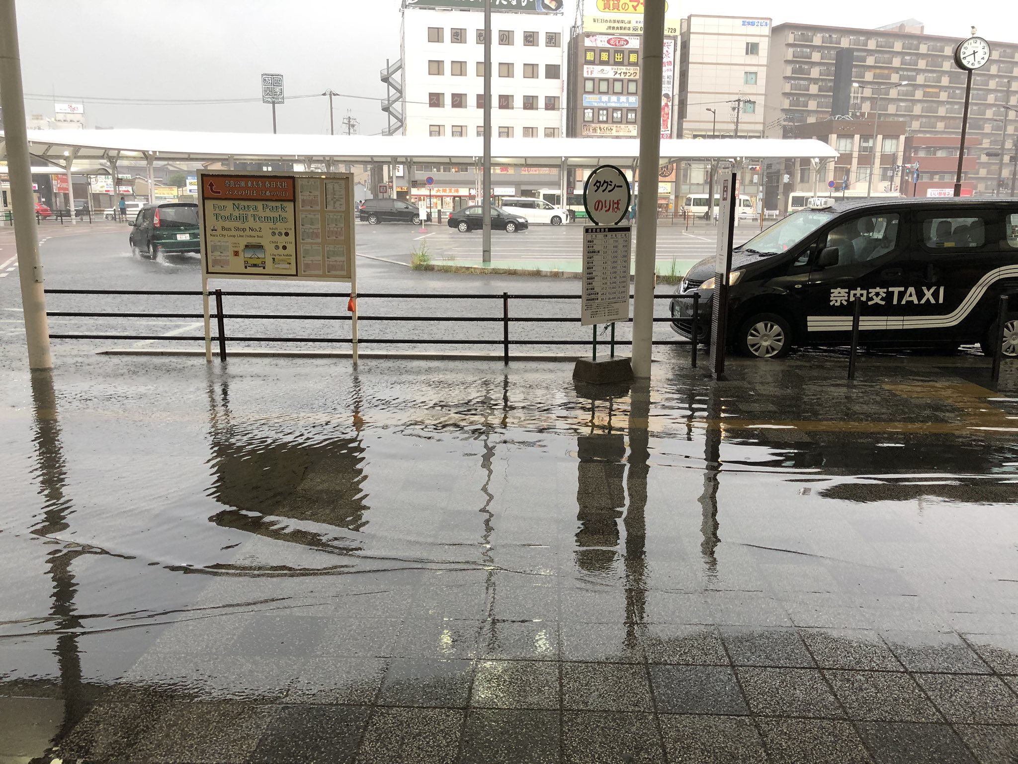 奈良駅のロータリーが冠水している現場の画像