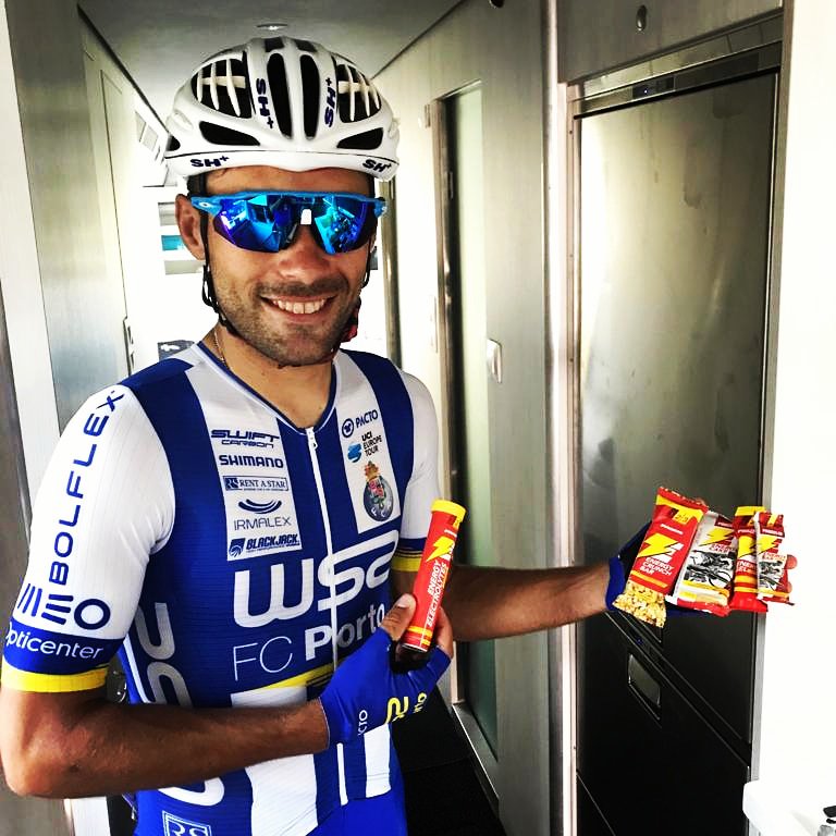 RuiVinhas86's tweet photo. A ementa de hoje para a Klasika Villafranca-Ordiziako 👍🏻
.
#w52fcporto #oakley #surfcloud #hdsport #prozis #prozisathlete #exceedyourself #rope #customfeet https://t.co/QMnBEcL5lK