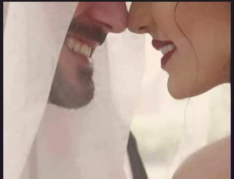 قالت تفضل واخذ من مبسمي شي
 قلت العن ام الفقر هذي مناتي

قالت يرحم امك بس ضمني اشوي
 يمكن بعد ضمتك تزبط حياتي .