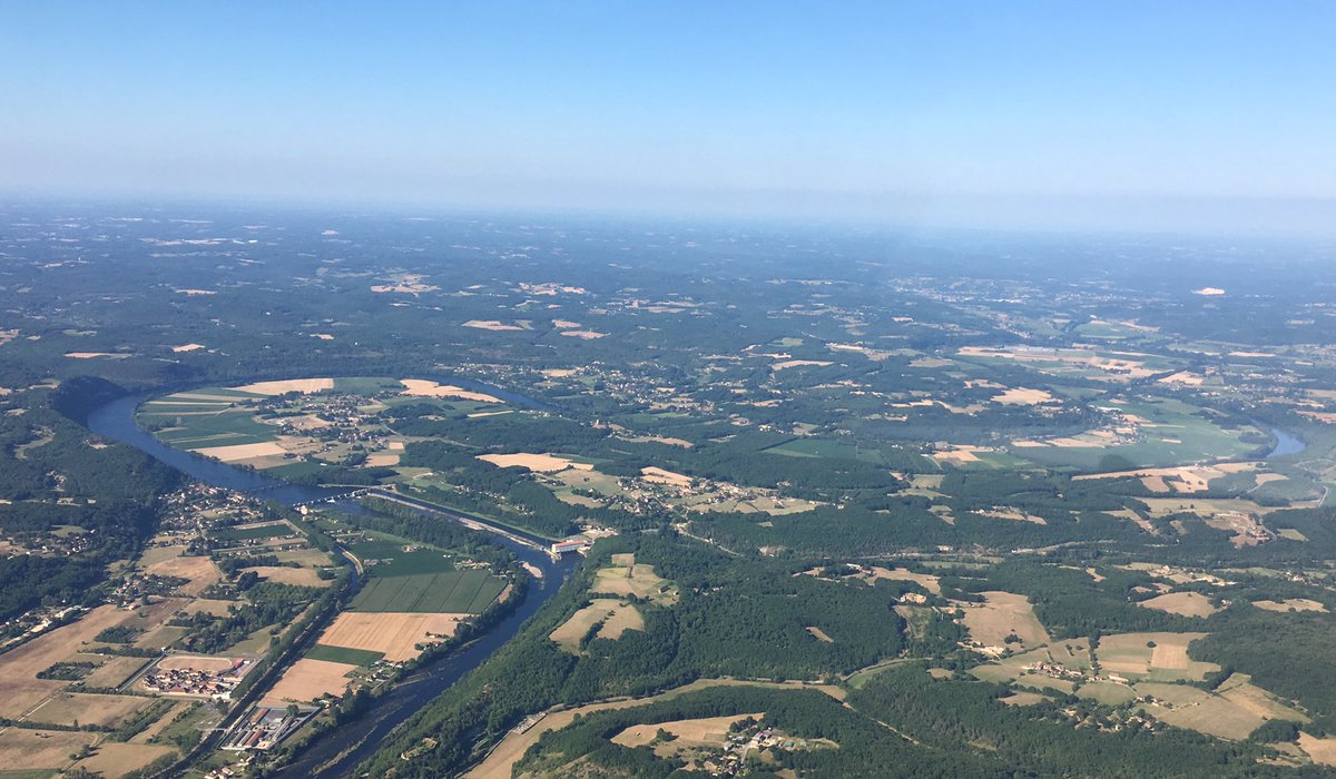 jmesure33's tweet photo. #Dordogne #Périgord au 1er plan le barrage de #Mauzac et derrière le cingle de #Trémolat puis l’aérodrome de #Belves au milieu de la forêt🌲de la #Bessede #VFR #C172S https://t.co/Nd9uIEFG8g