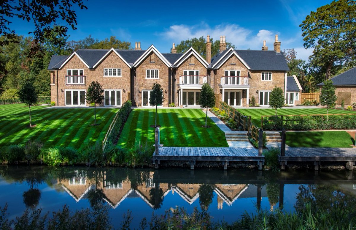 On the #HottestDayoftheYear, relaxing by the Thames is just what we need! ☀️🌊Check out @BerkeleyGroupUK’s stunning Taplow Riverside development bit.ly/2LFCzfK #berkeleyhomes #taplowriverside #michelrouxjr #alainroux  #propertypr #londonheatwave