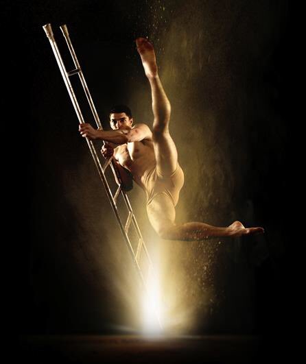 Esthétisme, équilibres, pureté des lignes et des corps donnent à #myland une dimension intemporelle et magique. Ce spectacle poétique qui entremêle danse, musique, mouvements, jongleries et force permet de porter un regard nouveau sur l’art circassien. Exceptionnel. <a href="/avignonleoff/">welovevrs</a>