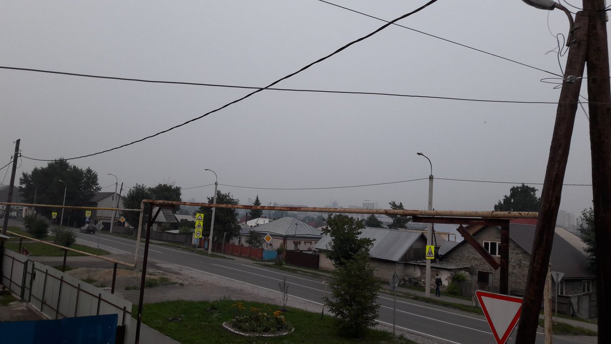 Summer200000000's tweet photo. #ПОТУШИТЕПОЖАРЫСИБИРИ
Барнаул находится в 600 км от пожаров. Дышать сложно, у меня начались проблемы с кожей. А ведь в Красноярске еще хуже. Сейчас он находится на первом месте по загрязненности воздуха в МИРЕ! Это вам не повод ту��ить пожары? https://t.co/KIsZiTJuLh