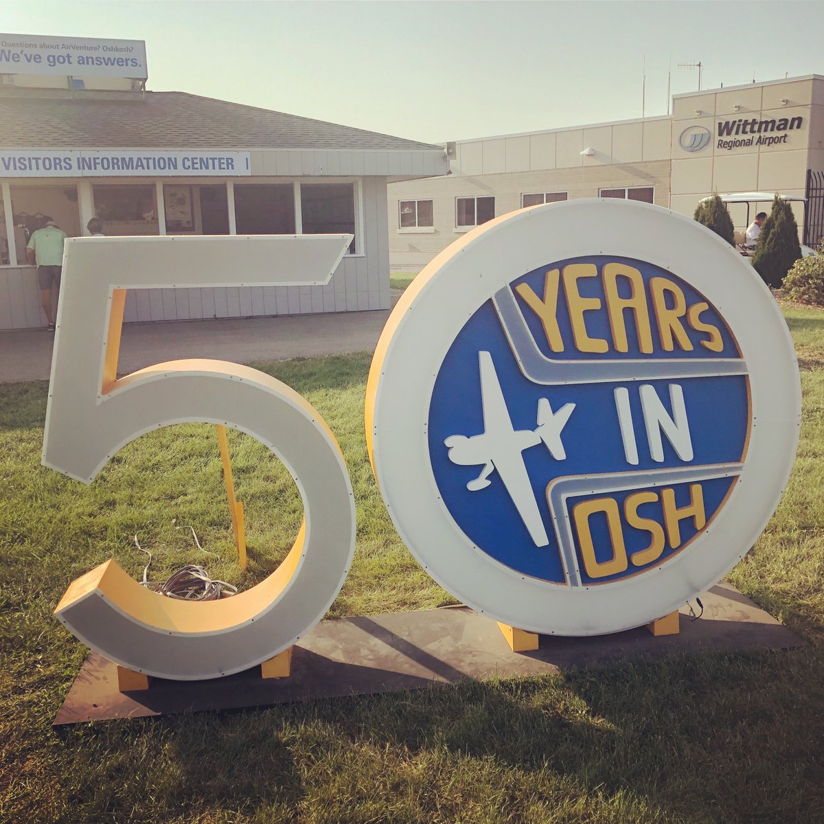 Avemco's tweet photo. 🛩️☀️Good morning from #OSH19! ☀️🛩️
#50inosh #airventure #avemco #day4 #eaa #airventure2019 #airventureoshkosh #pilot #pilots #generalaviation #aviation #aviationdaily #hoptokosh #oshkosh2019 #learntofly #studentpilot #privatepilot #aviators #flying #fly #fortheloveofaviation https://t.co/aXEmj4eya9