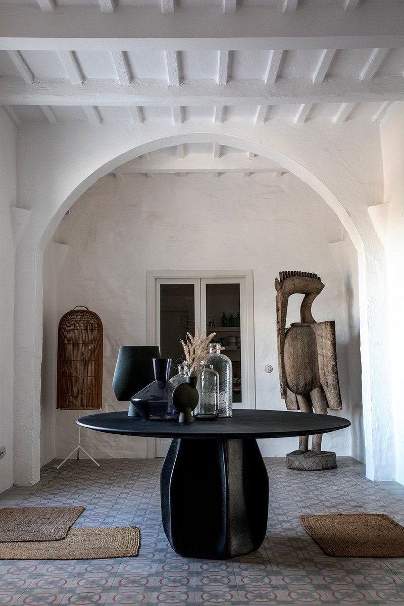 gomobilefloors's tweet photo. The #colorblack is dramatic, striking, and provides grounding detail to every interior space. ♣️ https://t.co/29iYJxbm2r https://t.co/BCXY2kcTAp