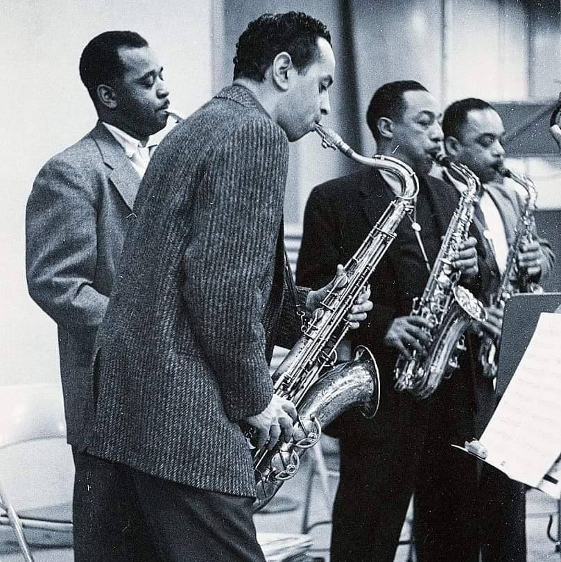 AquilMizan's tweet photo. On this day in 1906 #jazz #saxophonist #JohnnyHodges was born. Pictured here are #saxophonists #PaulGonsalves, #JimmyHamilton, #JohnnyHodges & #RussellProcope from left to right.
#altosax #saxophone #sax #alto #horn #musician #music https://t.co/zXkFSJBt8K
