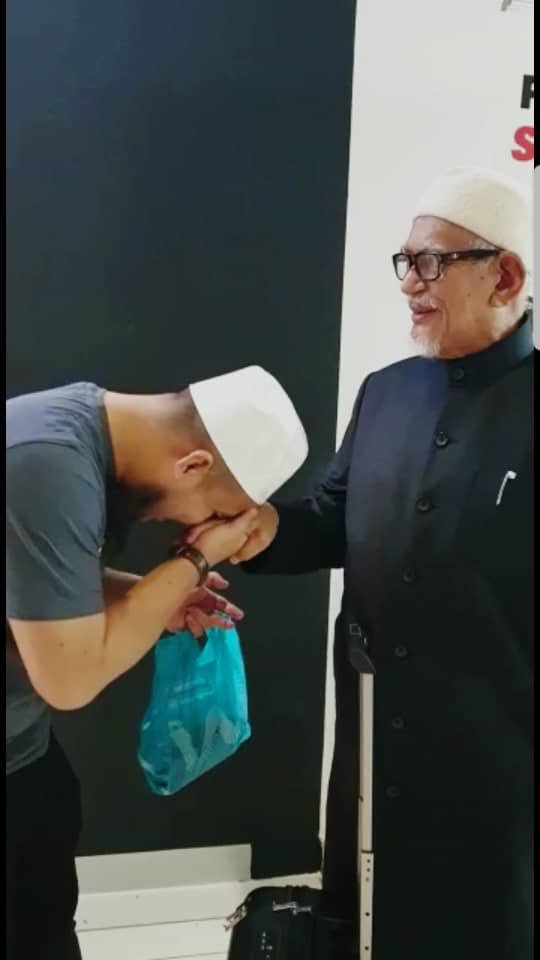 abdulhadiawang's tweet photo. Ketika menunggu penerbangan balik ke Kuala Terengganu petang tadi, saya didatangi oleh Ustaz Ebit Lew memohon nasihat untuknya.

Saya berpesan supaya banyakkan sabar dalam berdakwah. Jadikan Surah Al-Fatihah sebagai doa memohon hidayah petunjuk dan pertolongan hanya kepada Allah. https://t.co/18amAs3bst