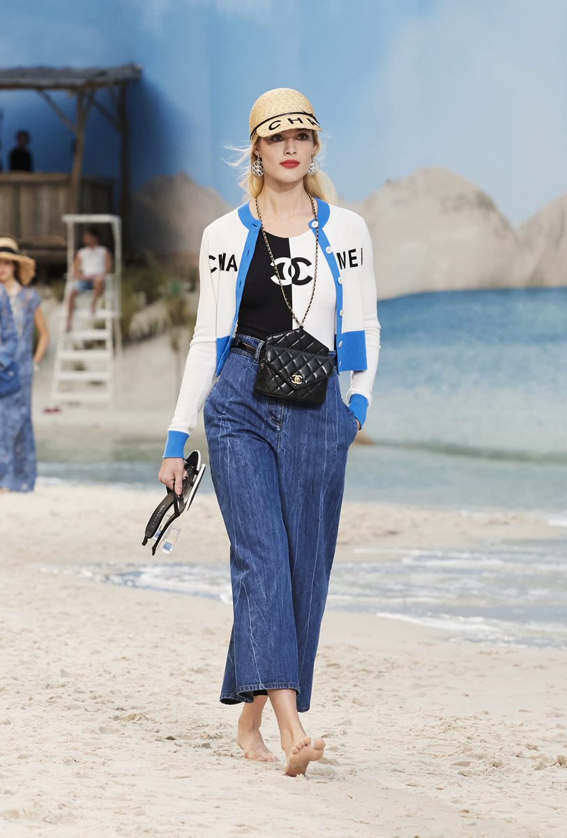 VogueSpain's tweet photo. El bañador más viral del verano 2019 es de Chanel y ya lo llevaron las tops de los 90s: https://t.co/1NJfAxDEts https://t.co/t2hmYSPhpM