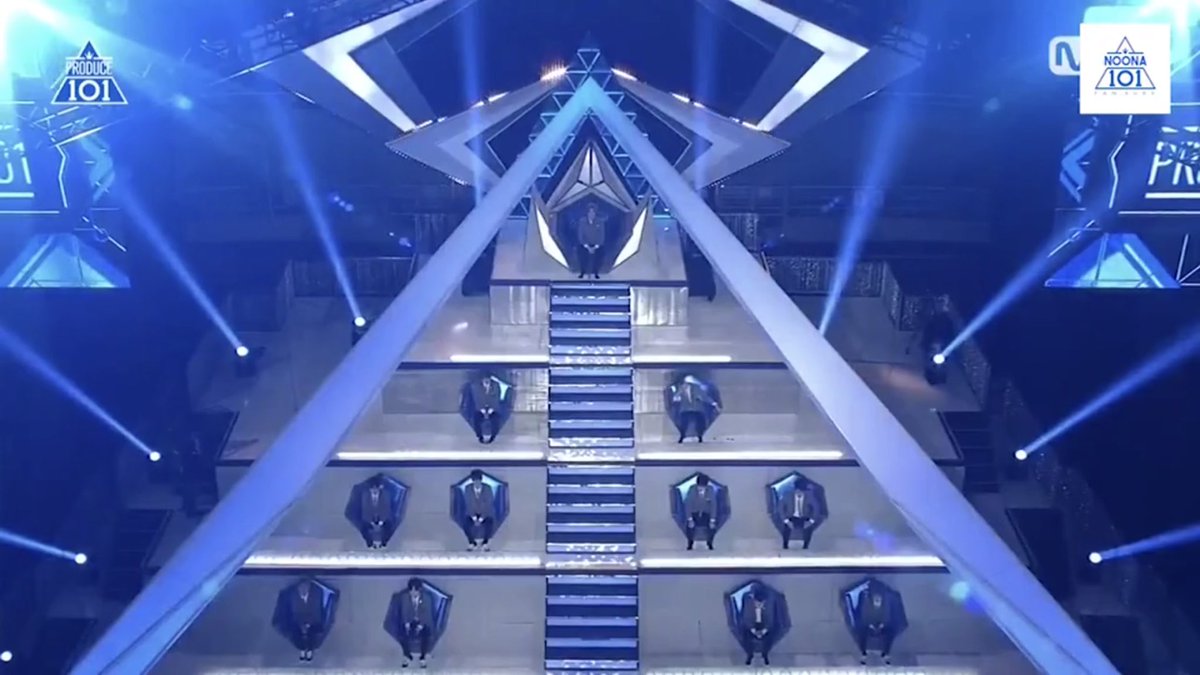 dwoonsseu's tweet photo. If yall will look closely to all the cards that are stacked, it has no top or center card. And guess who’s missing at the pyramid? 😭

It’s now complete 💓
#KANGDANIEL_뭐해
#DanielKSoloDebut
#July25DanielK
#KangDaniel #강다니엘 https://t.co/8uBKBMfpKO