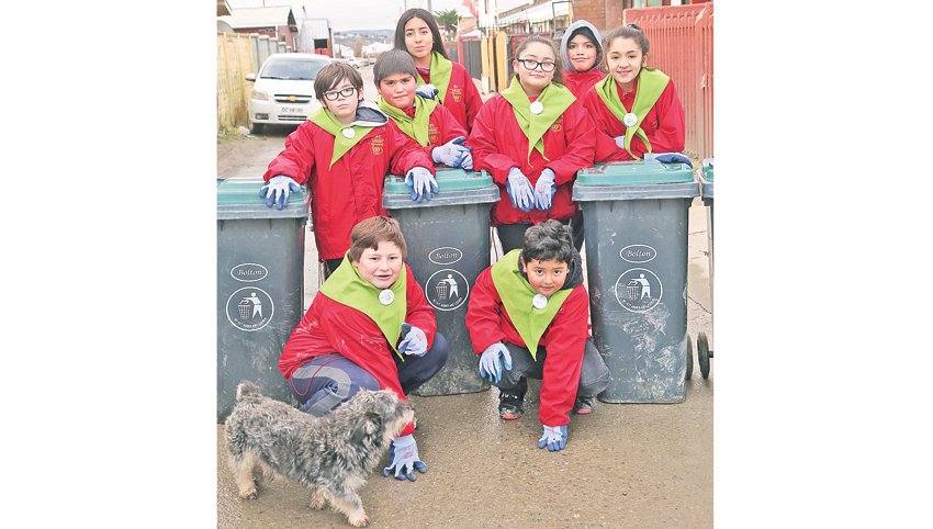 LaPrensAustral's tweet photo. Niños recorren las calles recolectando basura y difundiendo el reciclaje y cuidado del medio ambiente - https://t.co/18curSjfby https://t.co/78GDBtiFvx