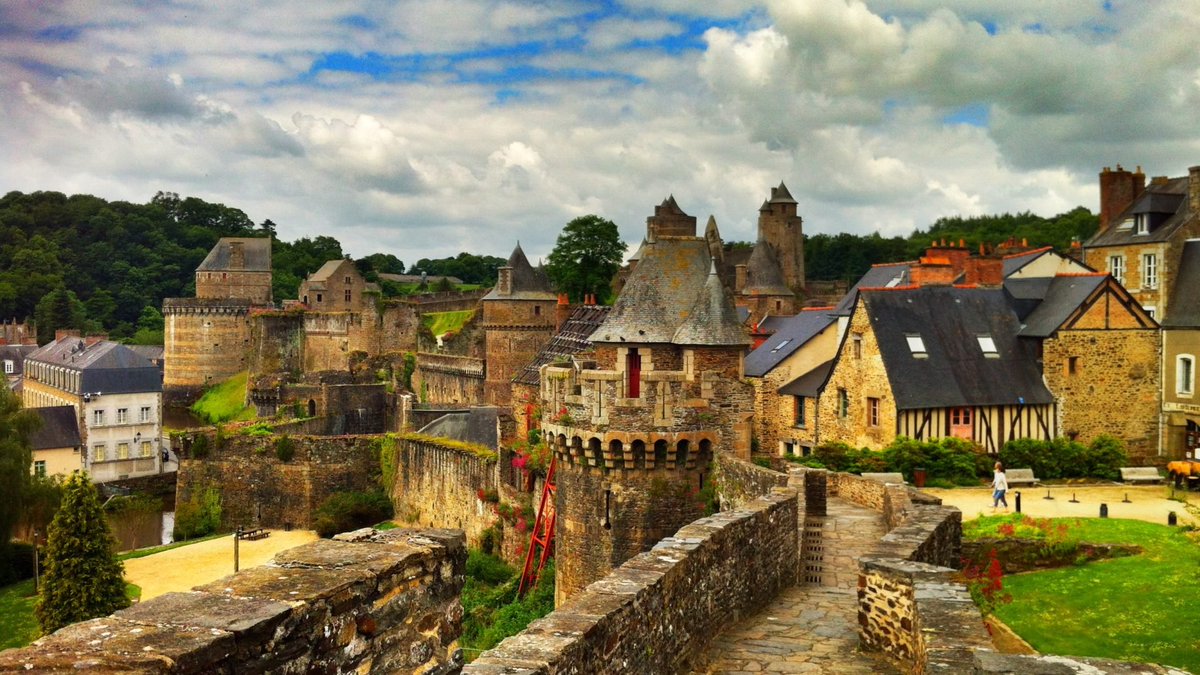 замок фужер бретань франция. городок кольмар франция. онфлер нормандия город. город нантес во франции. западные города франции.