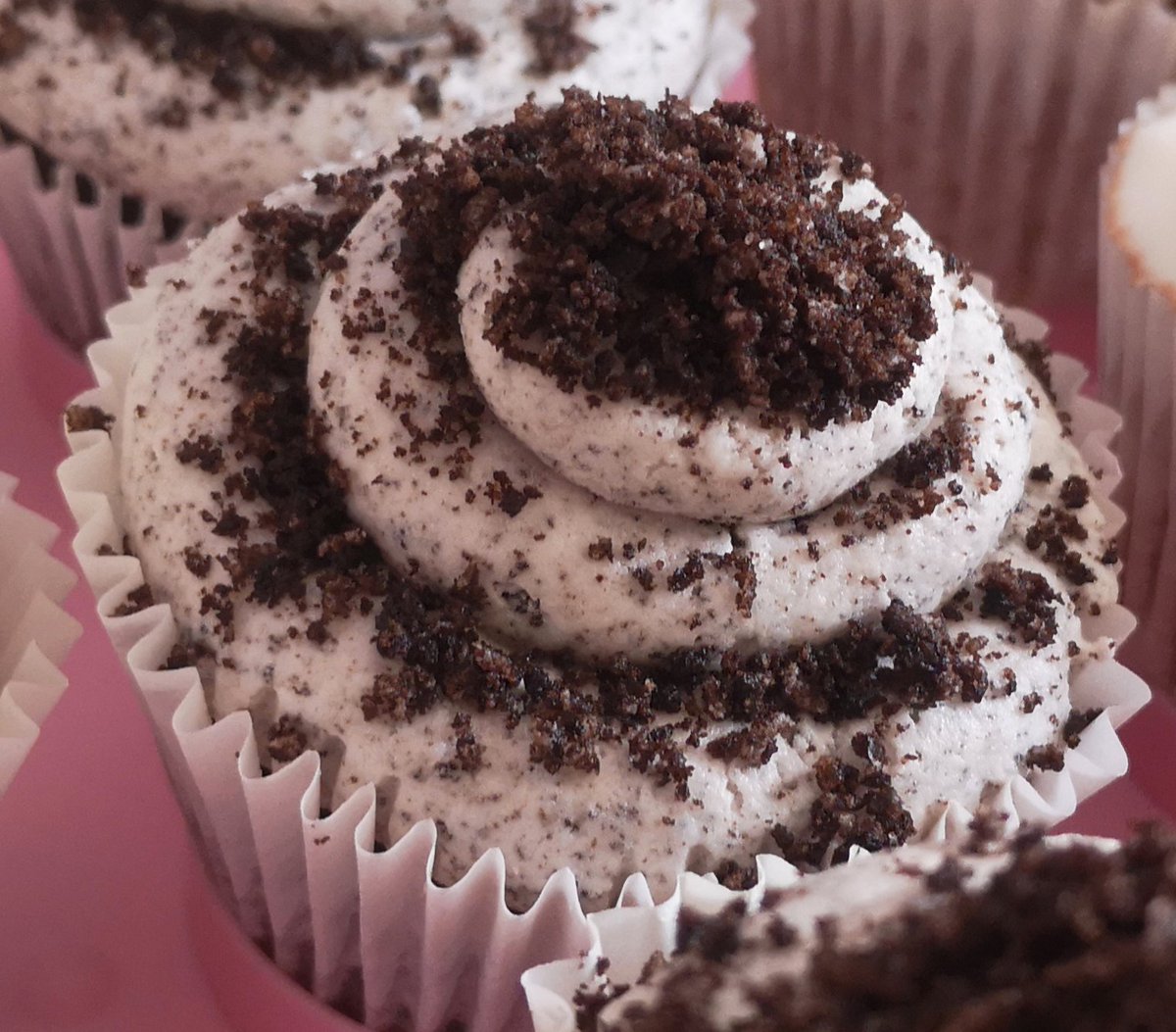 ethicake's tweet photo. Fresh, delicious cupcakes are waiting for you at Sweet Pepper Cafe now! The chocolate orange rose is back, by popular demand, along with chocolate mint and vanilla with a mango coulis. Plus, we have a new flavour for you all...cookies and cream!! 🍪😋🍪 https://t.co/na9FQ98U4A