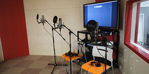 代々木アニメーション学院 仙台校 Sur Twitter 本日は声優タレント科の授業で使われるブースに侵入 このブースでアニメのアフレコの授業を行っております お芝居以外にもマイクワークや台本の扱いなどスタジオ内でのテクニカルな事が要求されるアフレコ授業 代々木アニメーション学院 仙台校 Sur Twitter 本日は声優タレント科の授業で使われるブースに侵入 このブースでアニメのアフレコの授業を行っております お芝居以外にもマイクワークや台本の扱いなどスタジオ内でのテクニカルな事が要求されるアフレコ授業