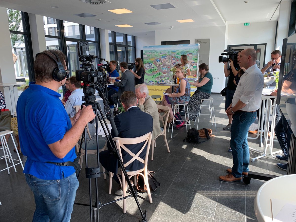 #SmartGrids: Wir bauen in den nächsten Jahren 6.000 intelligente Ortsnetzstationen für ein Smart Grid in Bayern. Toller Austausch mit @ReimundGotzel und Journalistinnen &amp; Journalisten aus ganz Bayern! #Innovationspressekonferenz #Bayernwerk #BayernwerkPK19