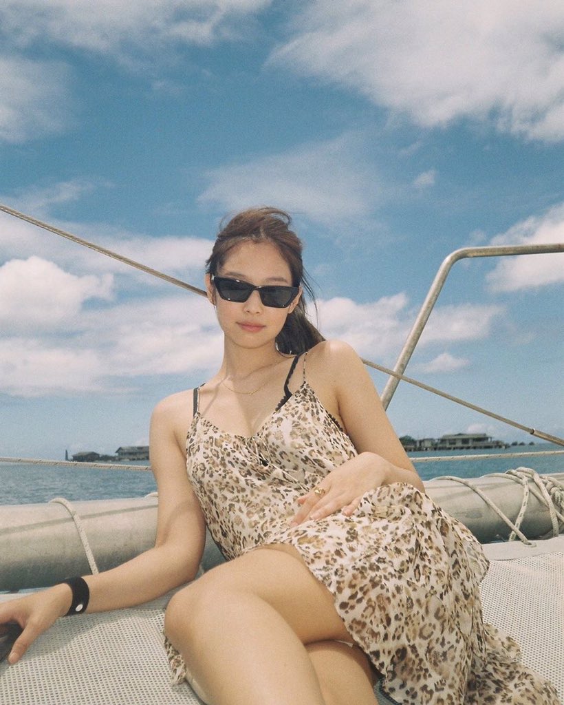 Poor__cherry's tweet photo. ควรเพิ่มเงินเดือนให้ลิษาจ้า https://t.co/JOD40LaoMu