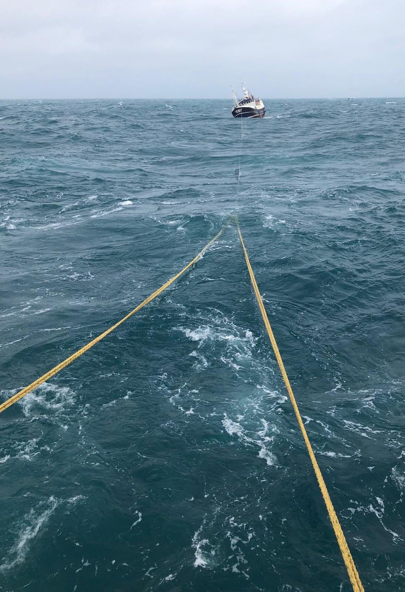 #AjaxPz36 on way ashore under tow by @WpoggyerDavey plenty of rope in propeller <a href="/Cornishfpo/">CFPO</a> working together fishing <a href="/MSCintheUK/">MSC in the UK</a> Hake in #Cornish waters #Eatmorefish #Cornwall #fishing waters