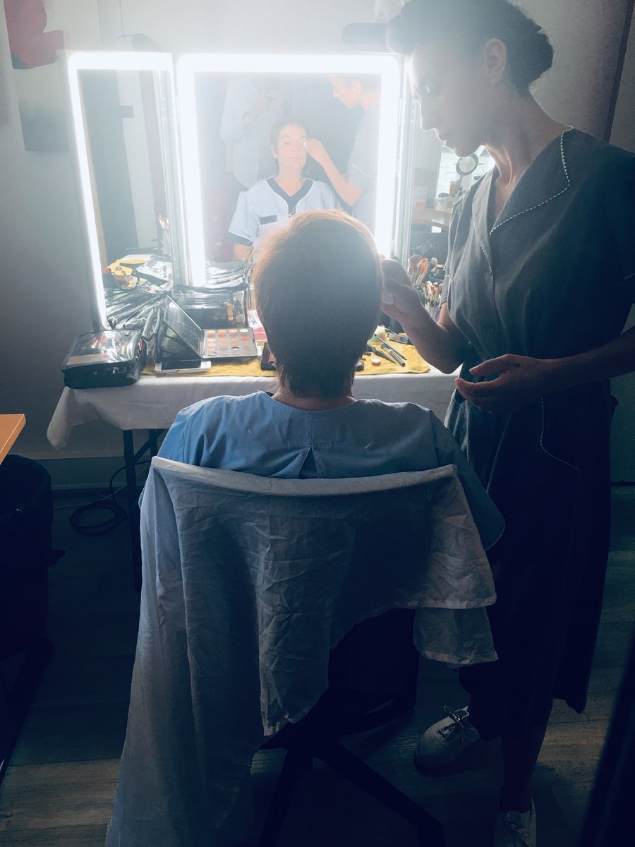 Silence, on tourne ! 🎬 Martine, aide soignante depuis 30 ans au Parc de Montfort @Groupe_DomusVi, sous le feu des projecteurs 📽️ ! Un tournage incroyable qui met en valeur nos métiers et l'engagement de nos professionnels 👏🏽👏🏽 <a href="/SYNERPAcom/">Synerpa</a> @FAMSynerpa 
📷 By <a href="/Ludovic_Boursin/">Ludovic BOURSIN</a>