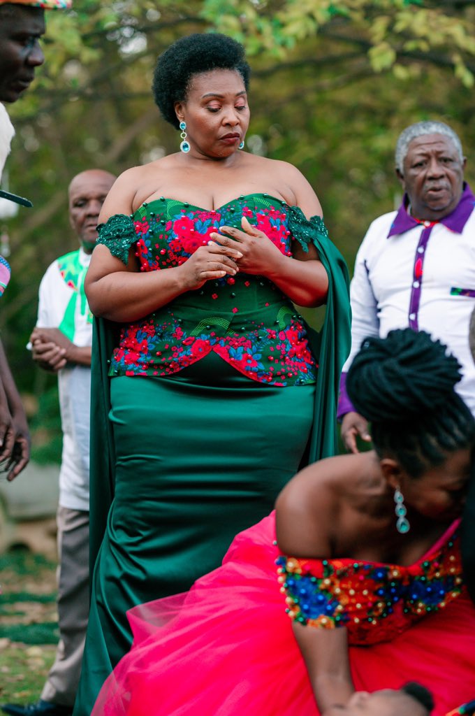 GiyaniSABC2's tweet image. Yesterday we saw the fall of Vukosi Moyo on his wedding day 🙆🏽‍♀️

Did he die??

Who shot him??

Word on the TL is either Musa or Gladys 👀 who’s your top suspect?

#GiyaniLandofBlood #GiyaniSABC2