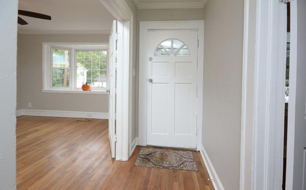 RealtyDoug's tweet image. Quaint, Durham cottage offers a delightful interior and a lovely screened in back porch! 

🏠 → bit.ly/1102carroll