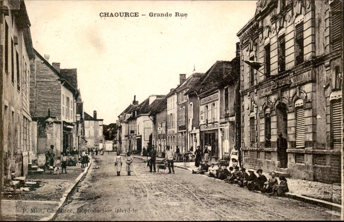 Chaource_Aube's tweet photo. 👉👉👉 La saga de l'été continue sur Chaource en cartes postales anciennes ...
🔸⚪️🔶 Durant l'été retrouvez quelques clichés de Chaource d'autrefois ...
#CartesPostalesanciennesChaource #Chaourceautrefois #Chaourcejadis #VuegeneraledeCaource #GrandeRue #CentredeChaource https://t.co/pkwuqYkn0d
