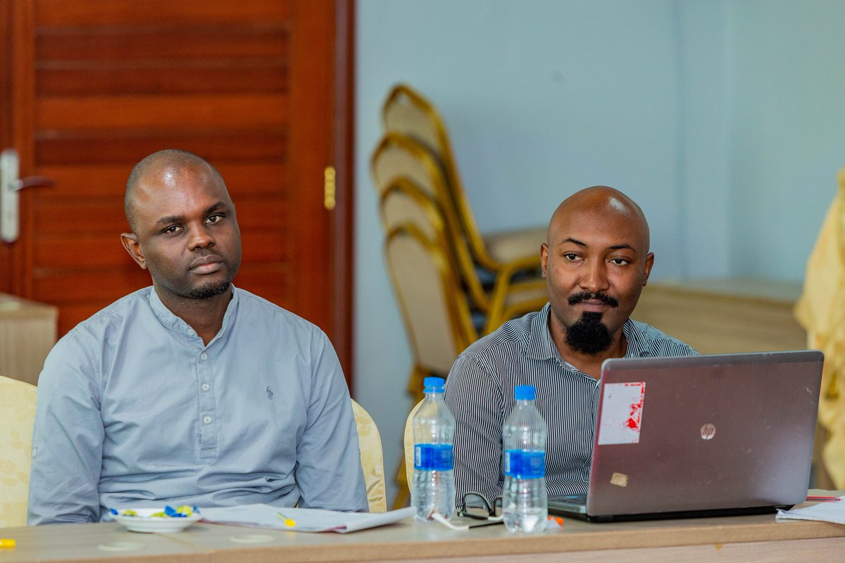 Brother @Coll_Odhiambo dropping some serious Information at this second session on Digital Media Advocacy on Gender Responsive Public Services.. 

Chilling with @ViNCiRRA
#GenderNorms #PublicServices
#HumanRights #GenderBalance
#RoleOfGovernment #Accountability #PrivateSector