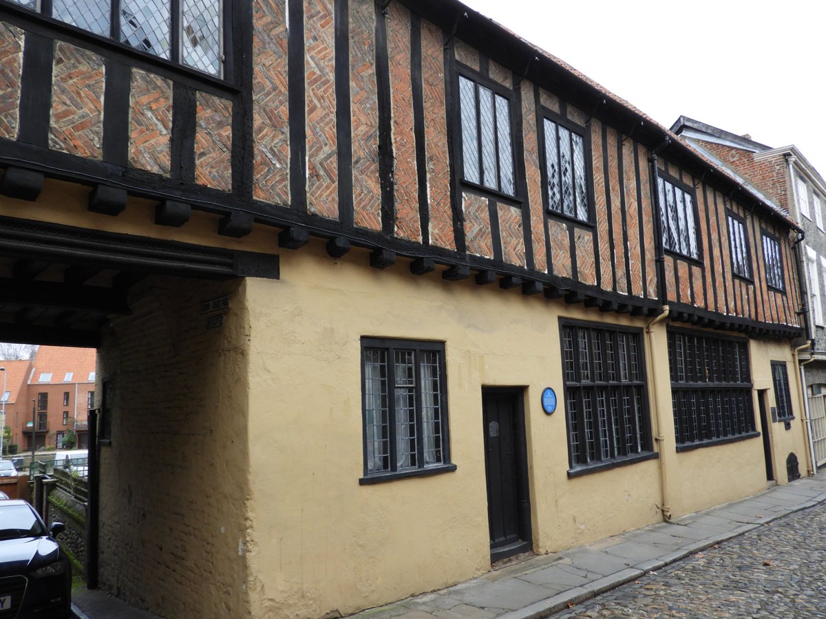 While Mayor Codd is no longer imprisoned, he seems confined to the rebel camp, and names Augustine Steward as Deputy Mayor. Several buildings remain from the time of Kett’s rebellion, including The Strangers Club on Elm Hill, which Steward built.  #NorwichHistory  #KettsRebellion
